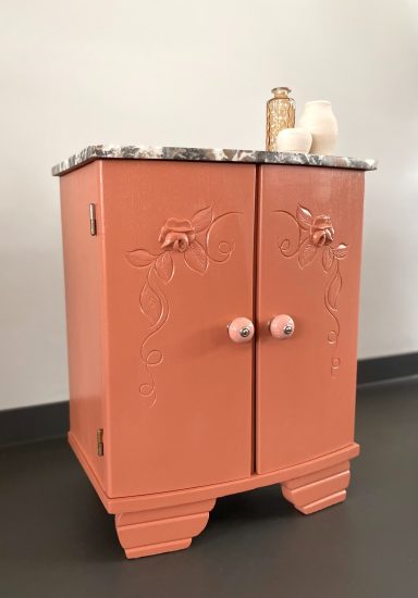 Frans kastje met marmeren blad