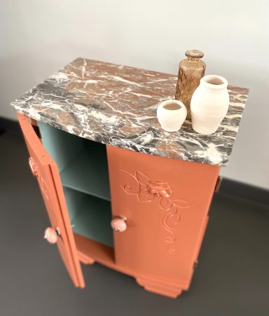 Frans kastje met marmeren blad