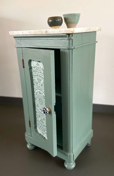 kastje met marmeren plaat